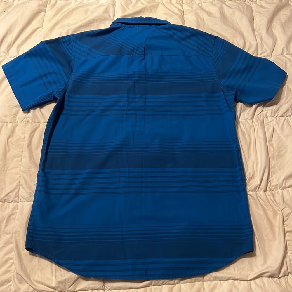 Size small Oakley button up short sleeve shirt vintage Oakley in excellent shape - Picture 3 of 3